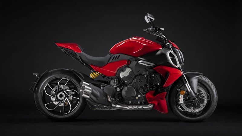 Ducati Diavel V4 8K Wallpaper