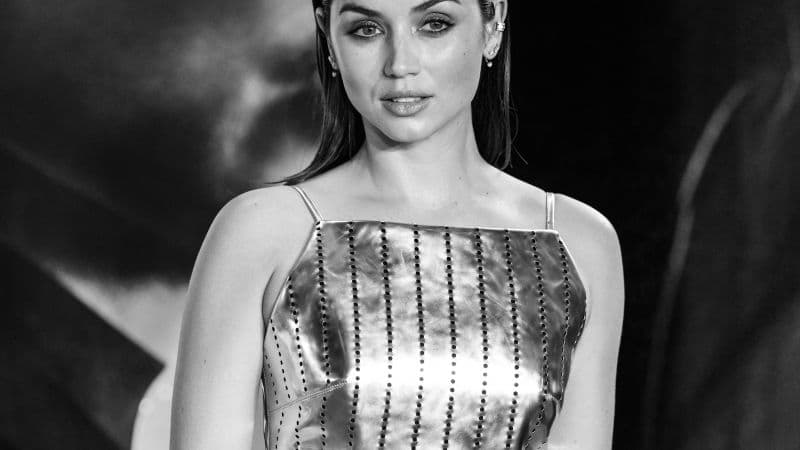 Ana de Armas Monochrome iPhone Wallpaper